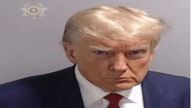 صورة ترامب الشهيرة في قضية الابتزاز تجمع 7.1 مليون دولار حتى الآن