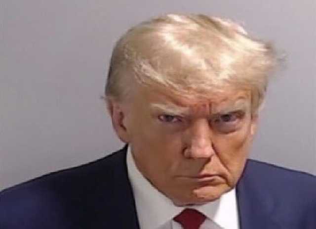 ترامب ينشر صورته الجنائية بأول تدوينة له على «إكس» منذ 2021