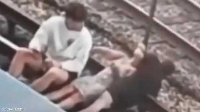 بسبب صورة سيلفي.. وفاة شاب وفتاة صعقا بالكهرباء على سكة قطار