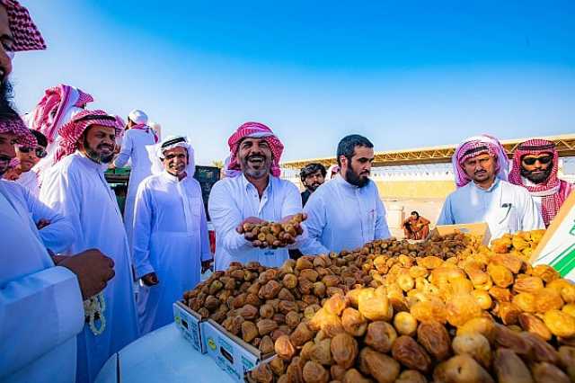قدماء الفلاحين يجسدون أنماط الحياة في الماضي وسط كرنفال بريدة للتمور
