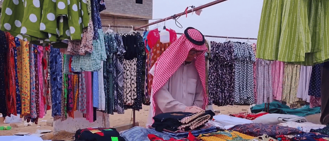 بعد التقاعد.. مواطن يحترف تجارة الملابس في جازان