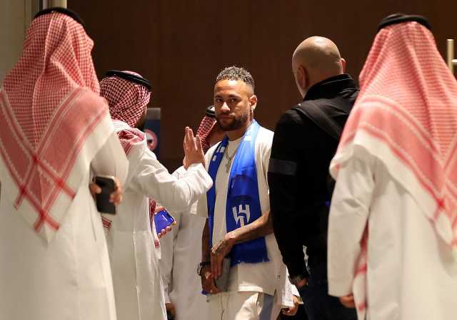 استقبال نيمار بالقهوة السعودية لدى وصوله الرياض (فيديو)