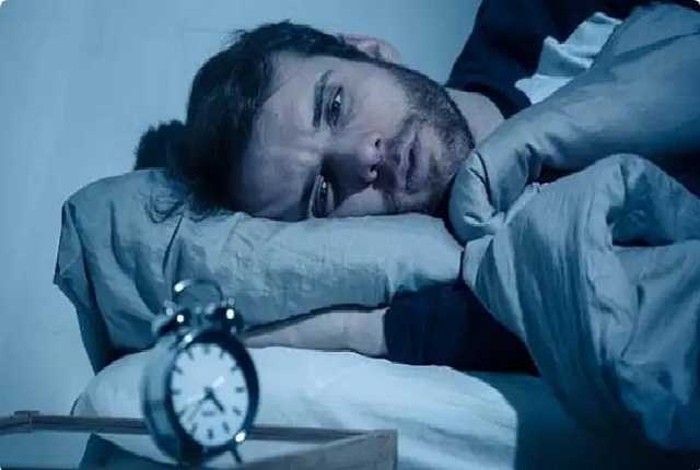 استشاري يوضح أسباب وعلاج الأرق.. ويحذر من مخاطره مع التقدم في السن