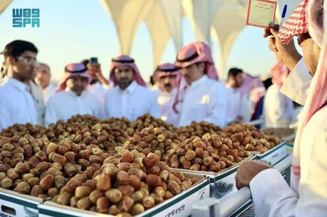 موسم عنيزة الدولي للتمور يستقبل 69 صنفًا من التمور يوميًا