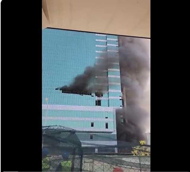بالفيديو.. حريق في مشروع إنشاء أحد المستشفيات الخاصة الكبيرة بالرياض
