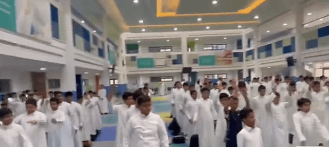 بالفيديو.. طلاب يؤدون التمارين الصباحية في إحدى المدارس مع بداية العام الدراسي الجديد