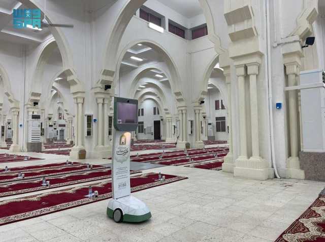 عبر الذكاء الاصطناعي.. «الروبوت التوجيهي» يوجه زوار المسجد الحرام لأداء المناسك والإفتاء