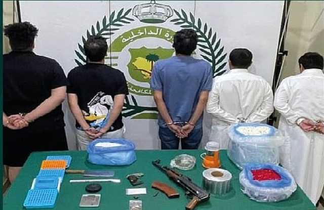 ضبط 5 مواطنين في عسير لترويجهم الحشيش وأقراص خاضعة لتنظيم التداول الطبي