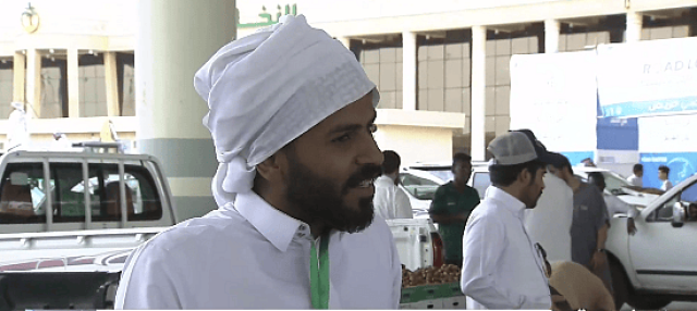 بالفيديو.. دلّال في سوق بريدة للتمور: دخل الشخص يصل إلى 100 ألف ريال