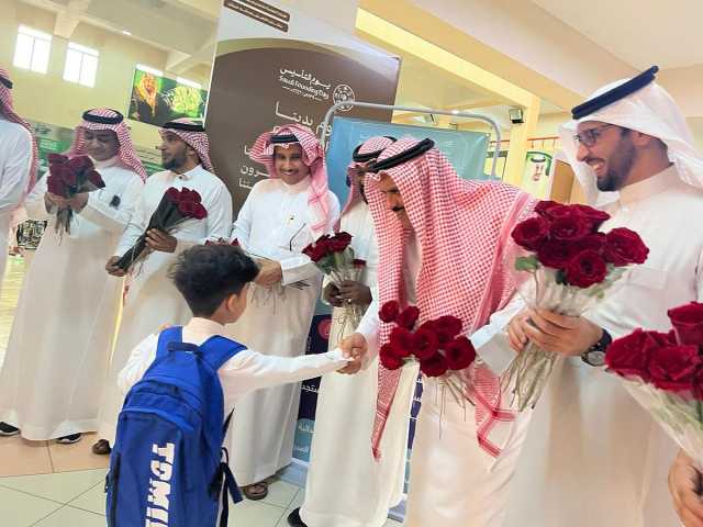 بالصور.. محافظ أبوعريش يشارك الطلبة فرحة العودة لمقاعد الدراسة