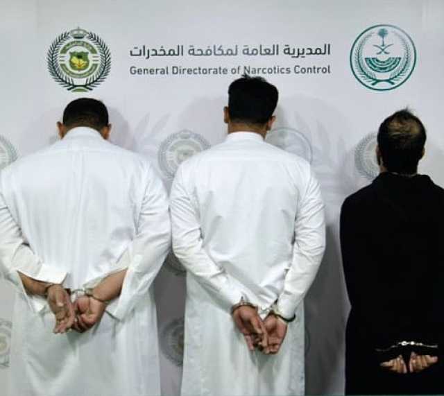 القبض على 3 أشخاص لترويجهم مادة الإمفيتامين المخدر بمنطقة تبوك 