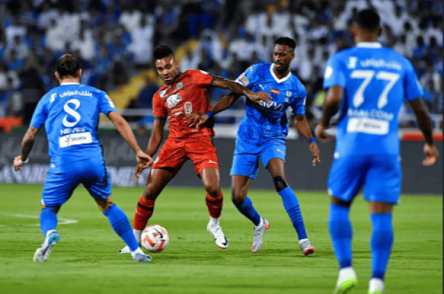 الهلال يتغلب على الاتفاق بهدفين والرائد يهزم الرياض بثلاثية