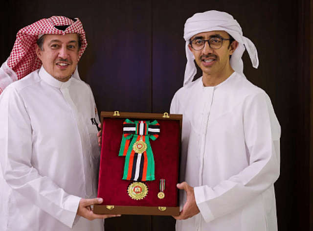 منح سفير المملكة بالإمارات 'وسام زايد الثاني' من الطبقة الأولى