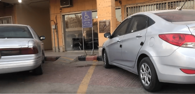 تعدٍ على رصيف وتحويله لموقف بأحد المواقع.. و«المرور» تتفاعل