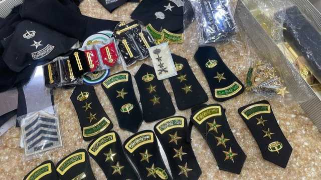 ضبط مقيم بنجلاديشي ينقل بمركبته الخاصة بدلات ورتبًا عسكرية مخالفة بالرياض