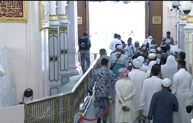 بالفيديو.. حشود غفيرة تتسابق شوقا لزيارة الروضة الشريفة بالمسجد النبوي