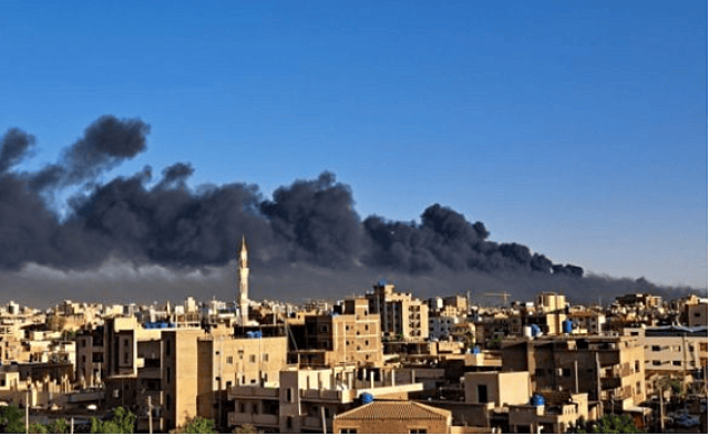 تَجدُّد الاشتباكات في السودان.. ومسيرات تقصف الدعم السريع