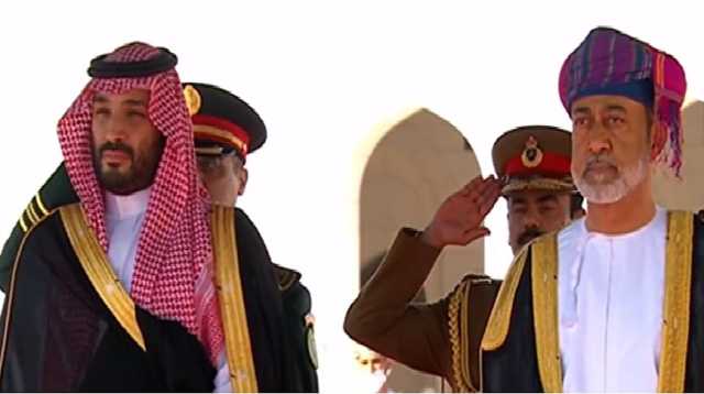 ولي العهد يغادر مسقط عقب زيارة خاصة التقى فيها سلطان عمان