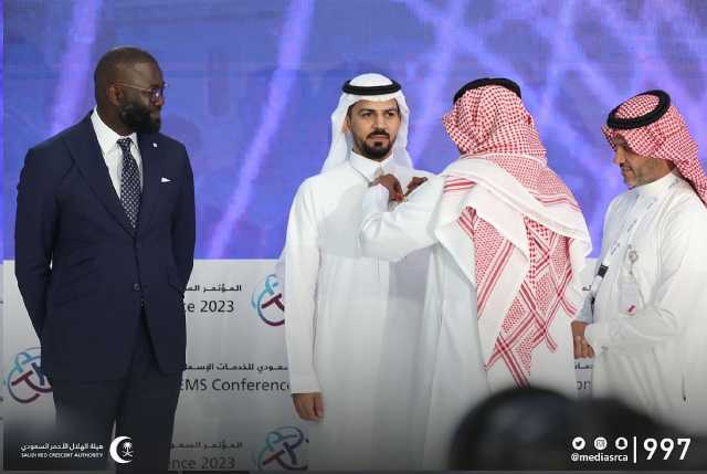 الهلال الأحمر يكرم «عبدالمجيد العنزي» أول سعودي وخليجي يحصل على وسام فلورنس نايتنجيل