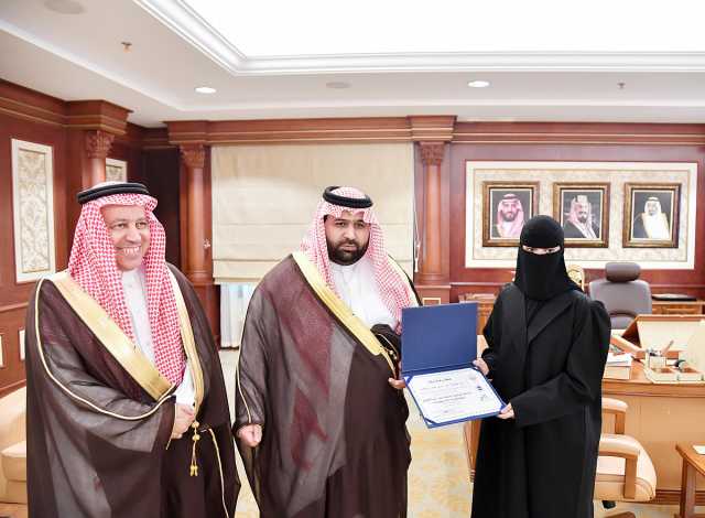 نائب أمير جازان يكرم طلاب وطالبات المنطقة الفائزين بجائزة ' المواطنة المسؤولة '