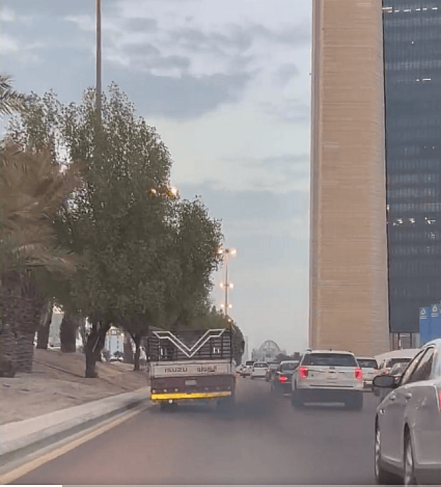 مركبة تسير بنسبة احتراق عالية.. و«المرور» تتفاعل