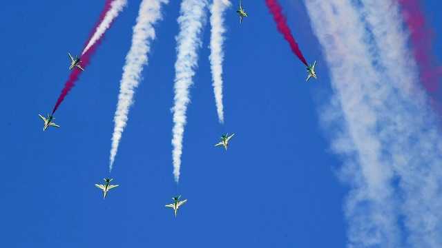 عروض جوية وبحرية تجذب أنظار المتنزهين بمحافظة الخبر