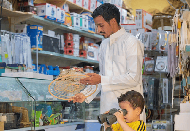 'موسم القنص' بالحدود الشمالية ينعش مبيعات متاجر مستلزمات الرحلات البرية