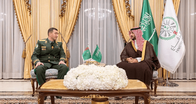 وزير الدفاع يلتقي نظيره التركماني ويستعرضان العلاقات الثنائية