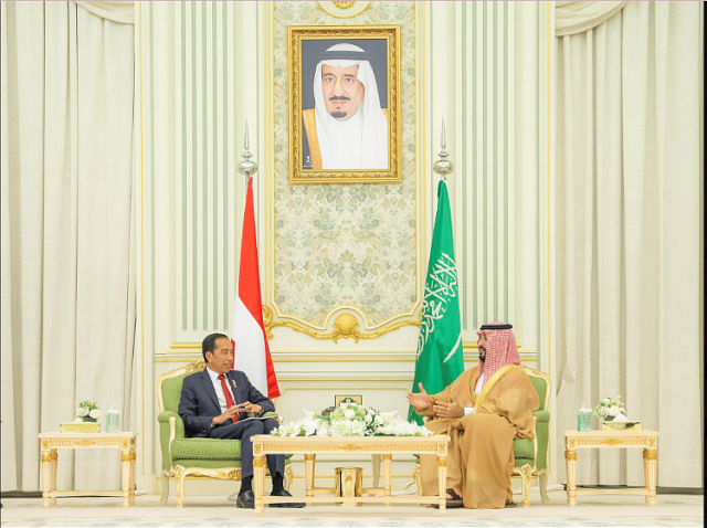 ولي العهد يوقع والرئيس الإندونيسي عددا من الاتفاقيات الثنائية بين البلدين