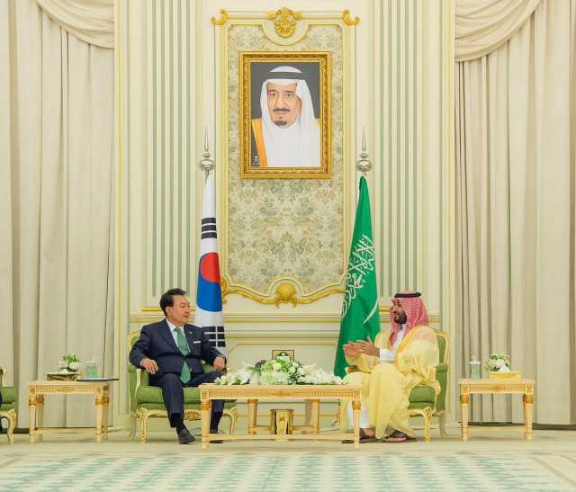 ولي العهد يعقد اجتماعًا موسعًا وجلسة مباحثات رسمية مع رئيس كوريا الجنوبية