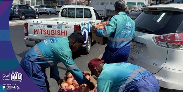 أمانة جدة تواصل حملتها على الباعة الجائلين وتصادر 2,4 طن من الفواكه والخضروات