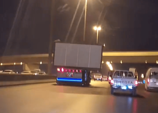 سائق شاحنة يقودها بطريقة متهورة على طريق الدمام ... وبلاغ ضده لـ«المرور»
