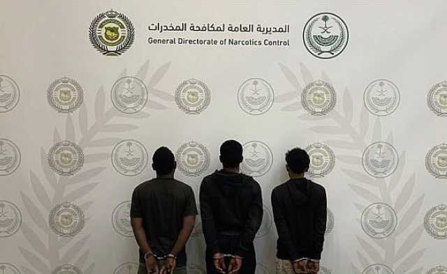 القبض على مخالفين لنظام أمن الحدود ومقيم في عسير لترويجهم الحشيش