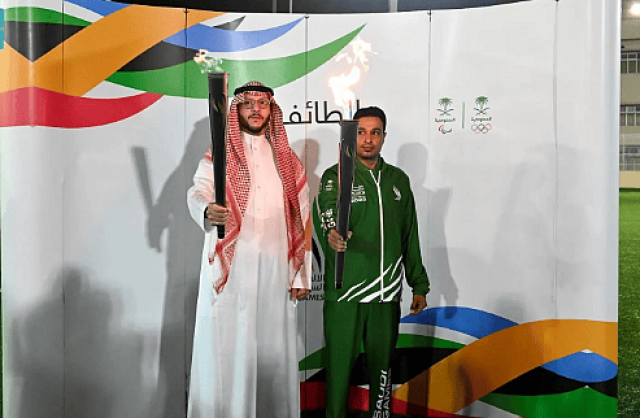 شعلة الألعاب السعودية تجوب المواقع التاريخية والرياضية في الطائف
