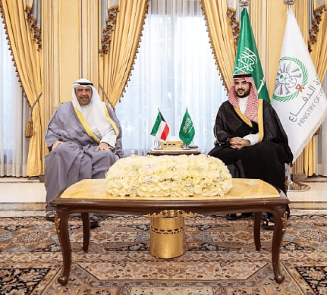 الأمير خالد بن سلمان يستقبل نائب رئيس مجلس الوزراء وزير الدفاع بالكويت