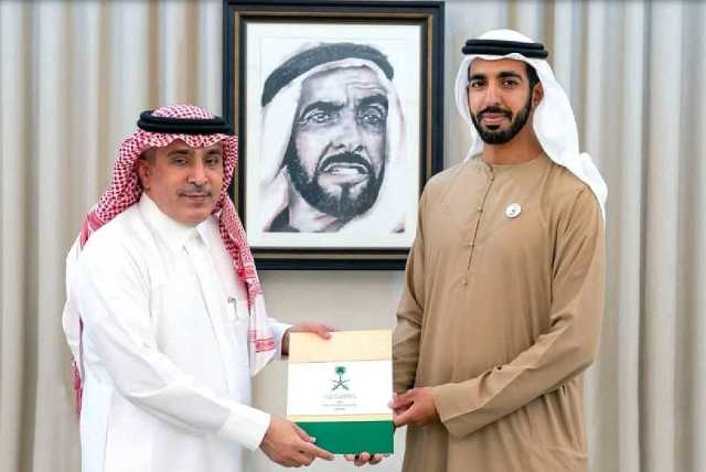 سلطان العنقري يسلم نسخة أوراق اعتماده سفيرًا للمملكة لدى الإمارات