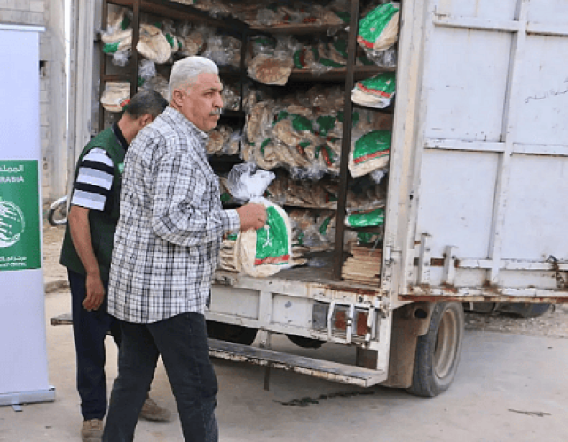 مركز الملك سلمان للإغاثة يوزع يوميًا 25 ألف ربطة خبز للاجئين شمال لبنان