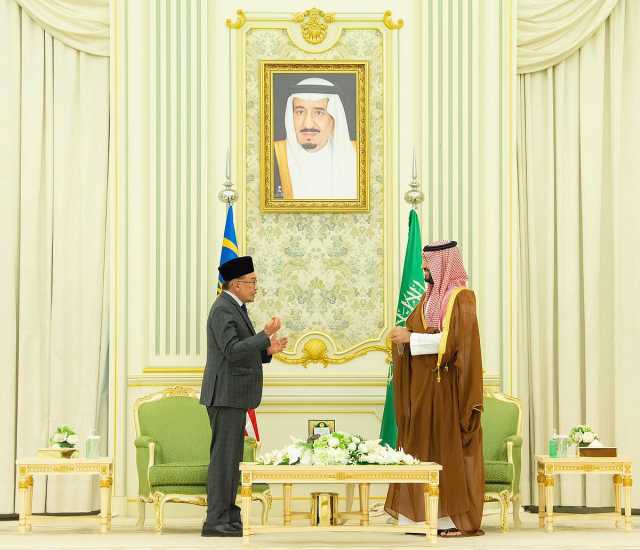 جلسة مباحثات رسمية بين ولي العهد ورئيس وزراء ماليزيا