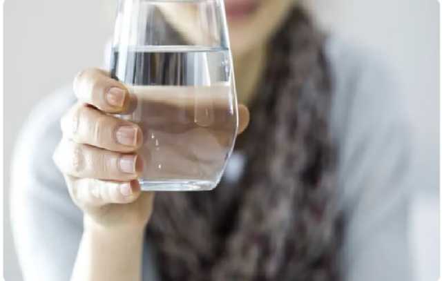 استشاري: شرب الماء بكميات كافية يخلص الجسم من السموم ويجنب تكون الحصى الكلوية