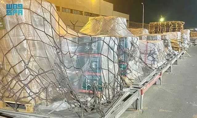 وصول الطائرة السعودية الـ 22 لإغاثة الشعب الفلسطيني إلى مطار العريش (فيديو)