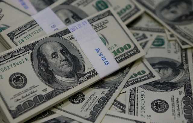 الدولار الأمريكي ينزلق إلى أدنى مستوى له منذ 3 أشهر