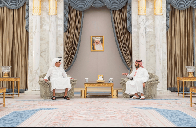 ولي العهد وأمير قطر يبحثان العلاقات الثنائية وتطورات الأوضاع في غزة