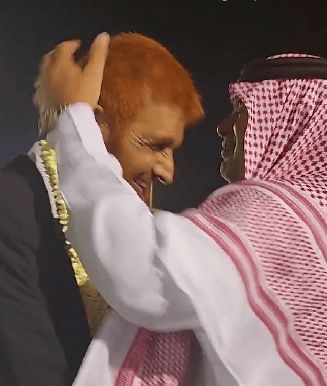 بالفيديو.. أهالي أبو عريش يكرمون أخصائي تخدير هندي