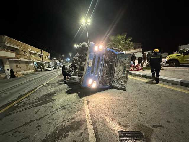 إصابة سائق نيجيري بعد انقلاب شاحنته بين منطقتي الباحة وبلجرشي