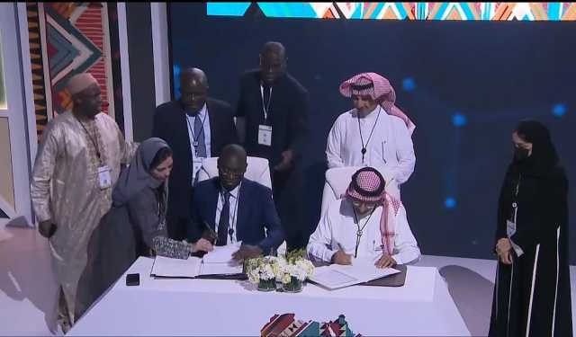 وزير الصناعة يوقع اتفاقية تعاون مع نظيره التشادي في قطاع التعدين