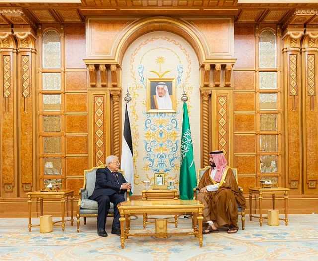  ولي العهد يلتقي الرئيس الفلسطيني على هامش القمة العربية الإسلامية المشتركة 