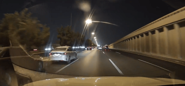بالفيديو.. قيادة متهورة على طريق سريع وبلاغ للمرور