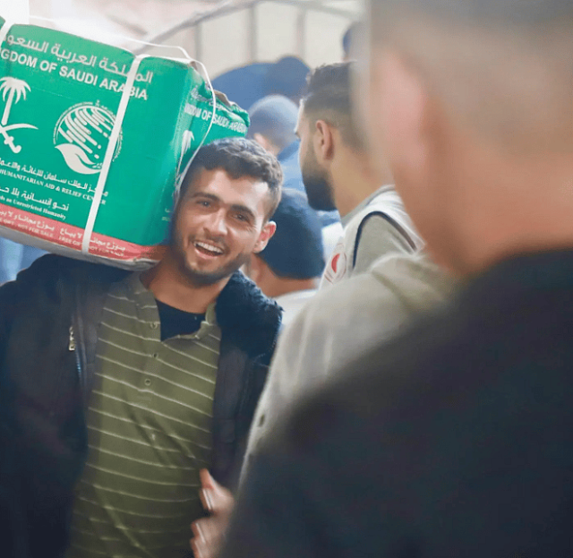 مركز الملك سلمان يوزع مساعدات إغاثية متنوعة غرب مدينة خان يونس
