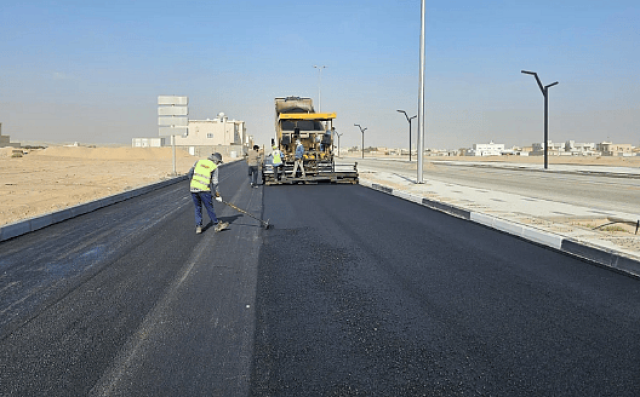 أمانة الشرقية تنفذ أعمال سفلتة طرق لتحسين المشهد الحضري
