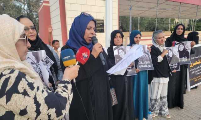 نساء عدن يصدرن بيان في وقفة حداد بساحة العروض وفاء لروح الشهيدة افتهان المشهري